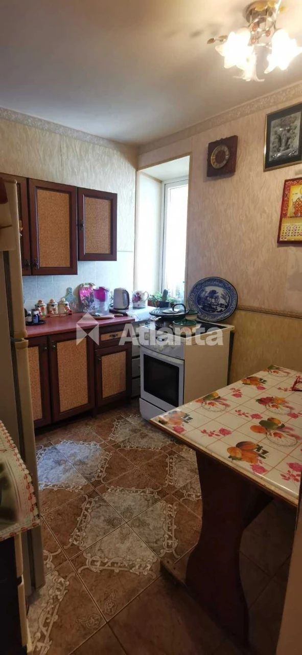 Двокімнатна квартира в доброму стані. Середній поверх.
