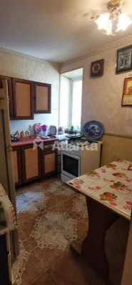 Двокімнатна квартира в доброму стані. Середній поверх.