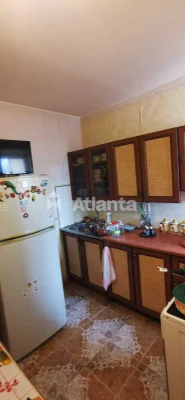 Двокімнатна квартира в доброму стані. Середній поверх.