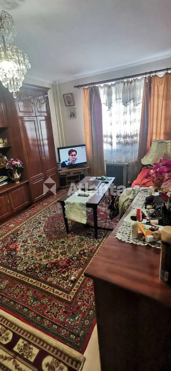 Двокімнатна квартира в доброму стані. Середній поверх.