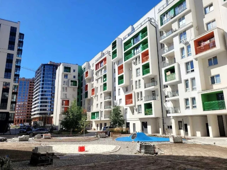 На ЗДАЧІ  2 кім. квартира з наповненням поруч Озера та Парку
