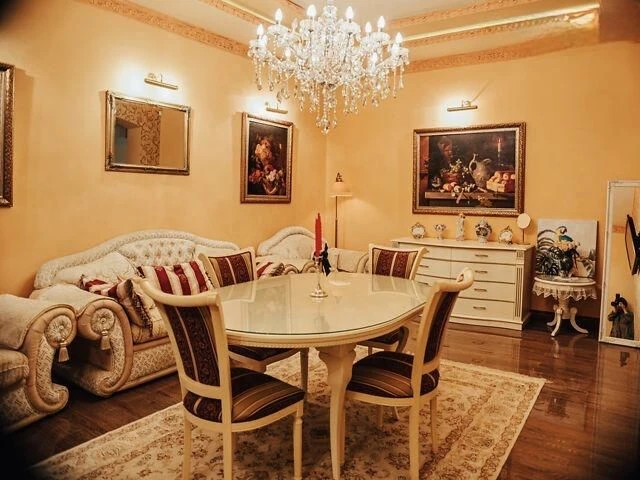Продаж 5 кімн.квартира 140 м² 1/2 ц вул.Паркова 450000$