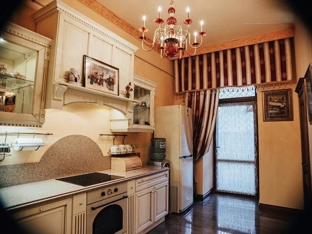 Продаж 5 кімн.квартира 140 м² 1/2 ц вул.Паркова 450000$