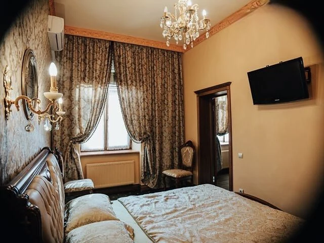 Продаж 5 кімн.квартира 140 м² 1/2 ц вул.Паркова 450000$