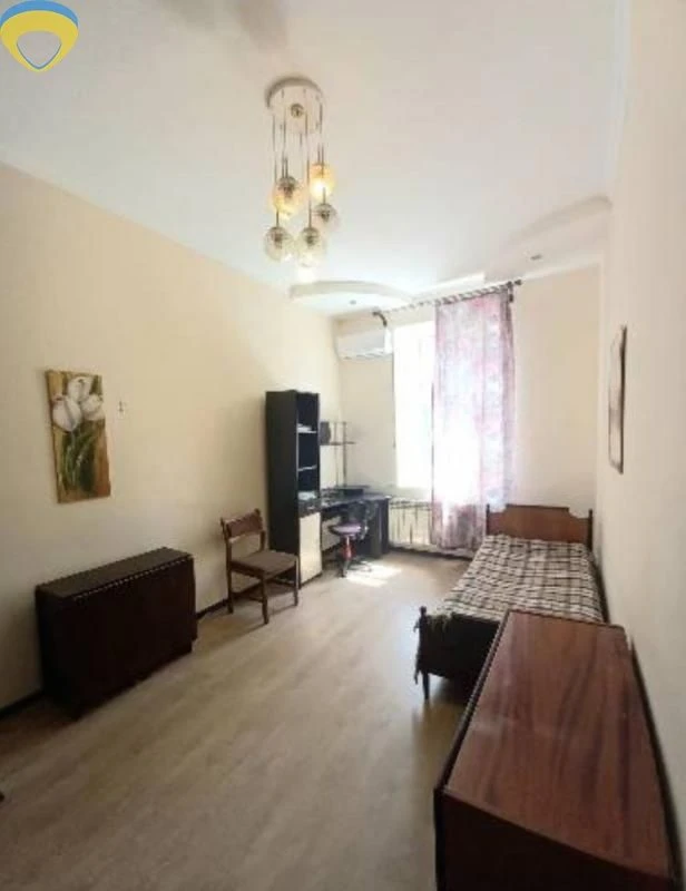 Продам 2 комн квартиру на Серова