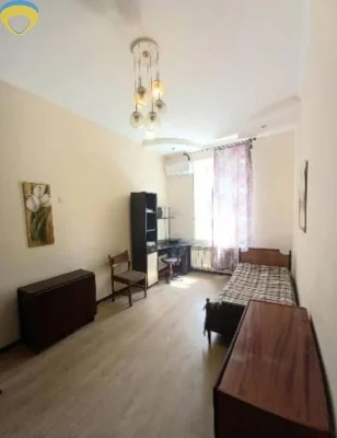 Продам 2 комн квартиру на Серова
