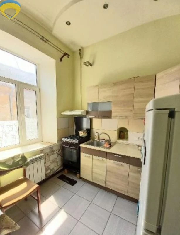 Продам 2 комн квартиру на Серова