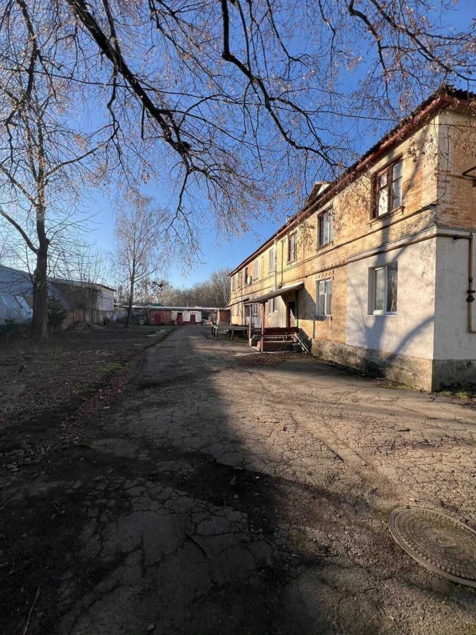 Продається 2-кімнатна квартира з частиною землі мікрорайон В