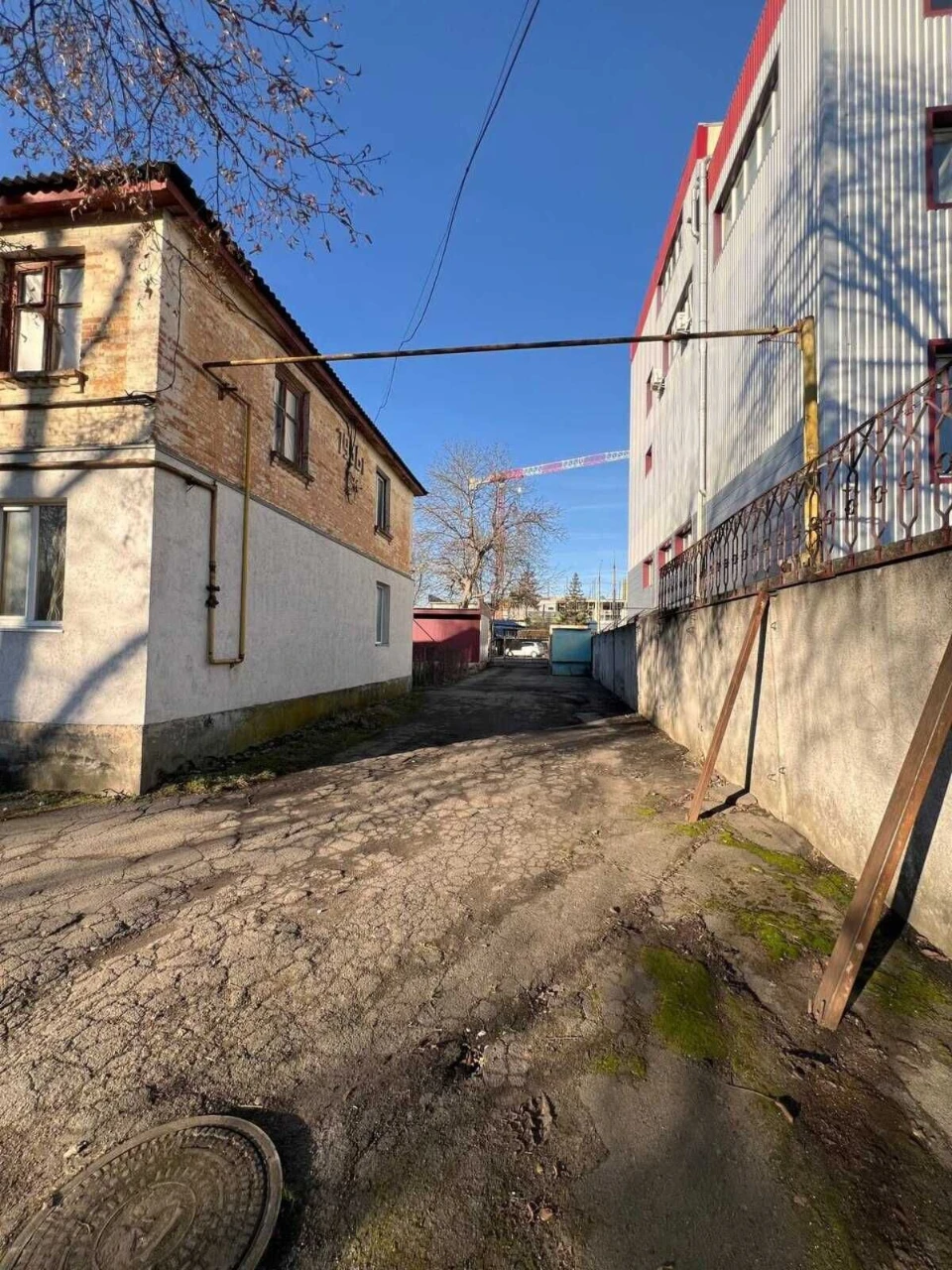 Продається 2-кімнатна квартира з частиною землі мікрорайон В