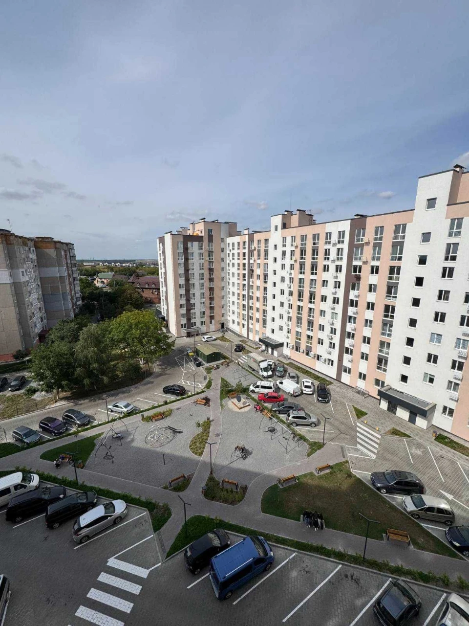 _ 2 кімнатна квартира з частковим ремонтом