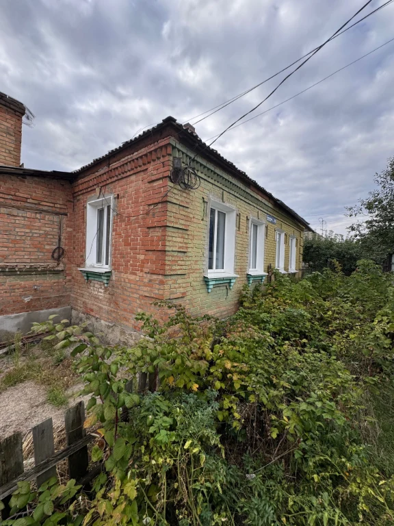 Продається пів будинку окремий двір
