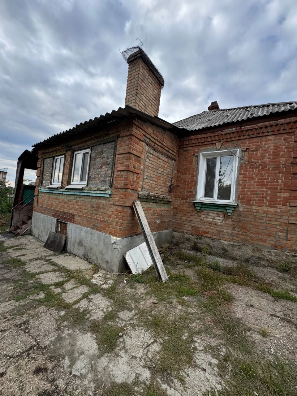 Продається пів будинку окремий двір