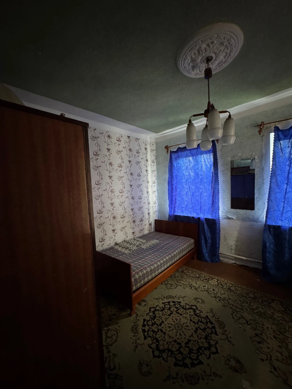 Продається пів будинку окремий двір