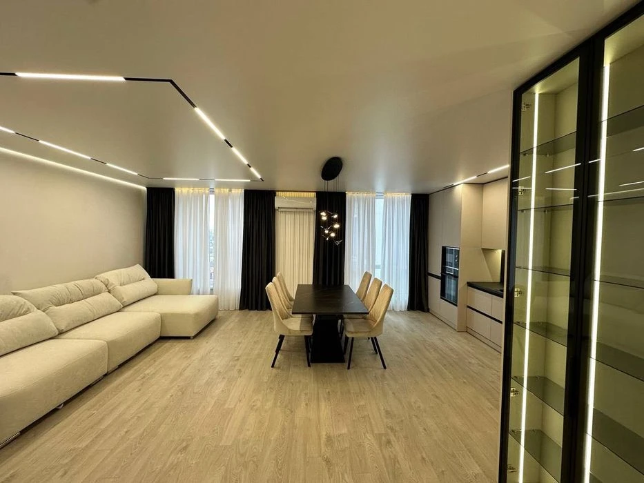Продажа дизайнерской 3 км квартиры в современном ЖК рядом с оз.
