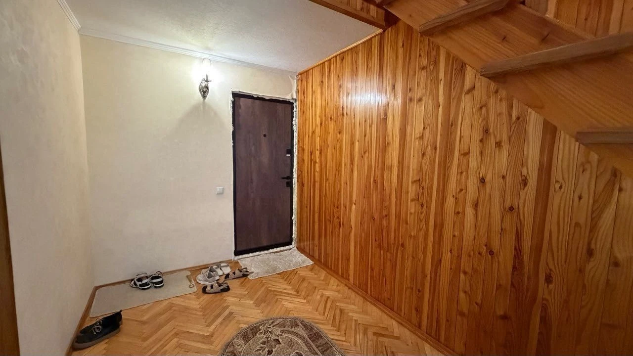 Продаж дворівневої 3 кім. квартири з меблями та ремонтом по