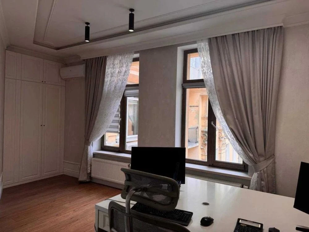 Продаж 3 кімн.квартира 116.90 м² 4/6ц .вул.Івана Франка 3100