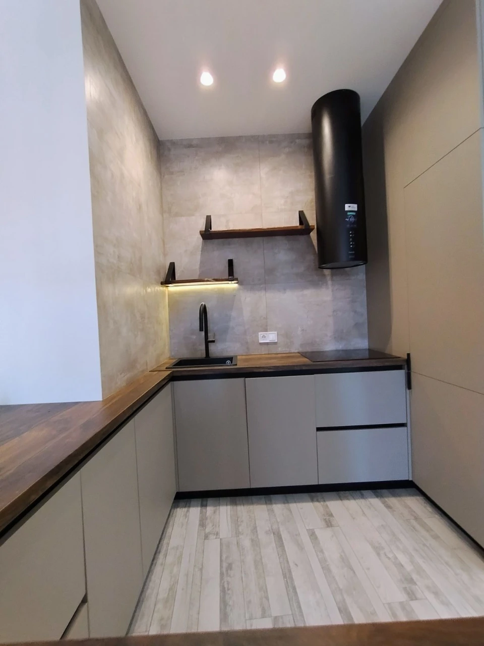 Продается квартира с ремонтом, мебелью, балконом.ЖК Атмосфер