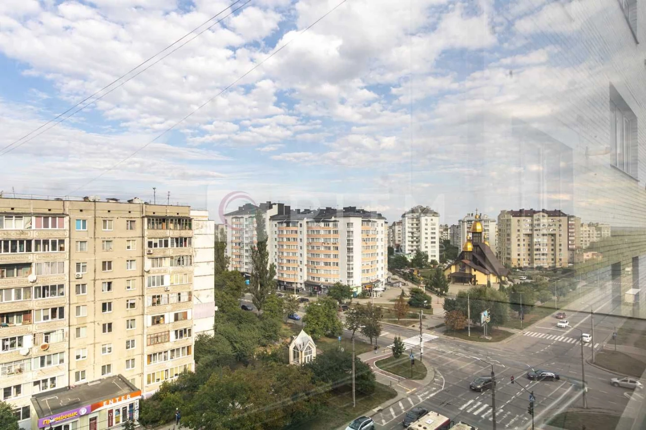 Продається двокімнатна квартира по вул. Стуса.