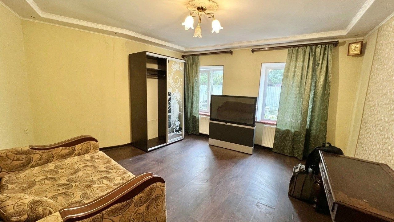 Продаж квартири на землі з палісадником на Черемушках, вул.