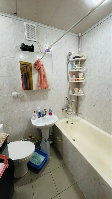 2-к квартира біля парку, 2 пов., з ремонтом, можливо по серт