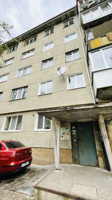 2-к квартира біля парку, 2 пов., з ремонтом, можливо по серт