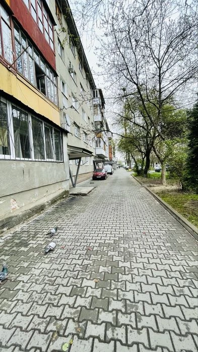 2-к квартира біля парку, 2 пов., з ремонтом, можливо по серт