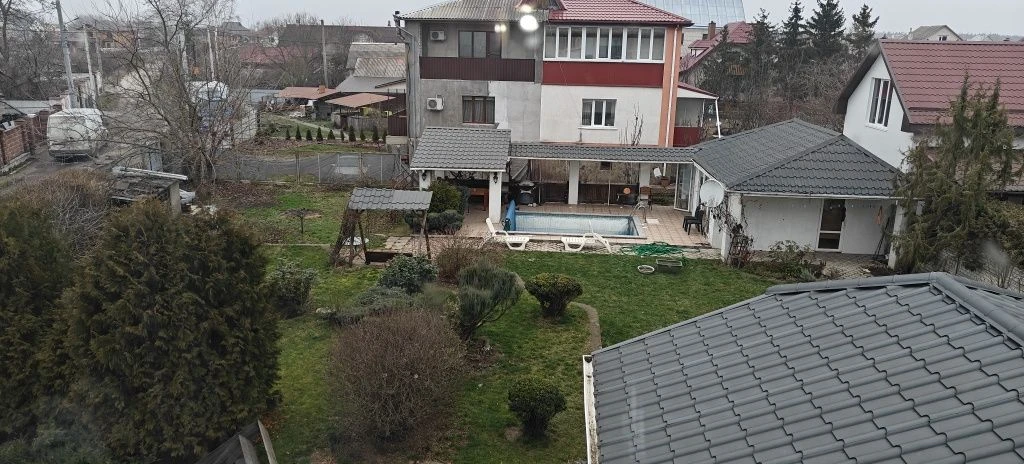 Продам будинок з басейном