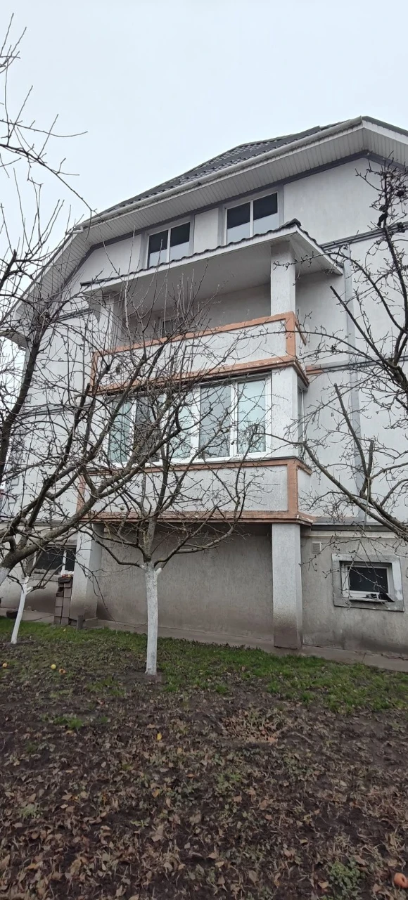 Продам будинок з басейном