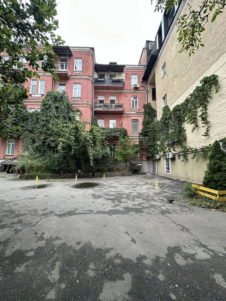 Продаж квартири в історичному будинку на Саксаганського! 2 п