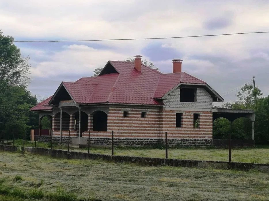 Продаж ділянки з будинком