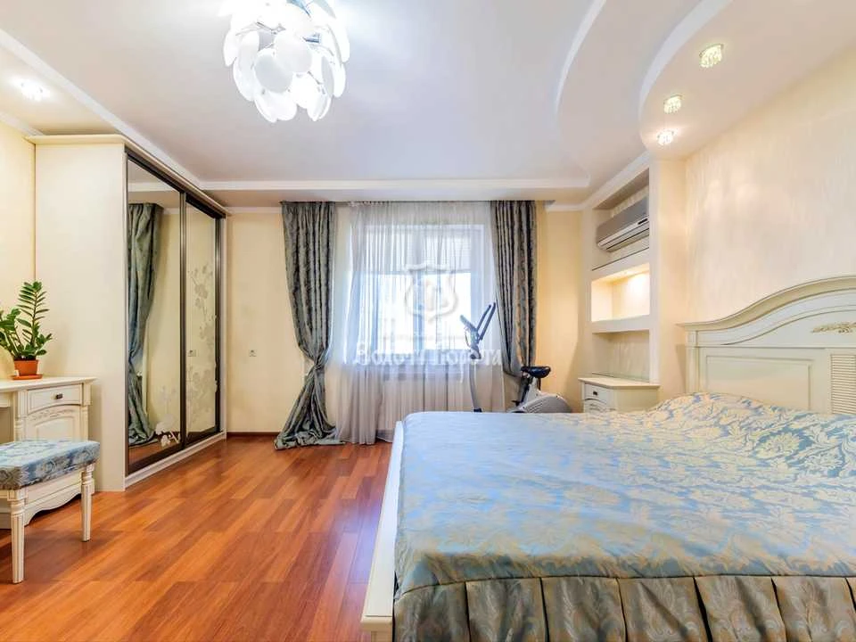 Apartment. Kyiv, Petra Hryhorenka Avenue.