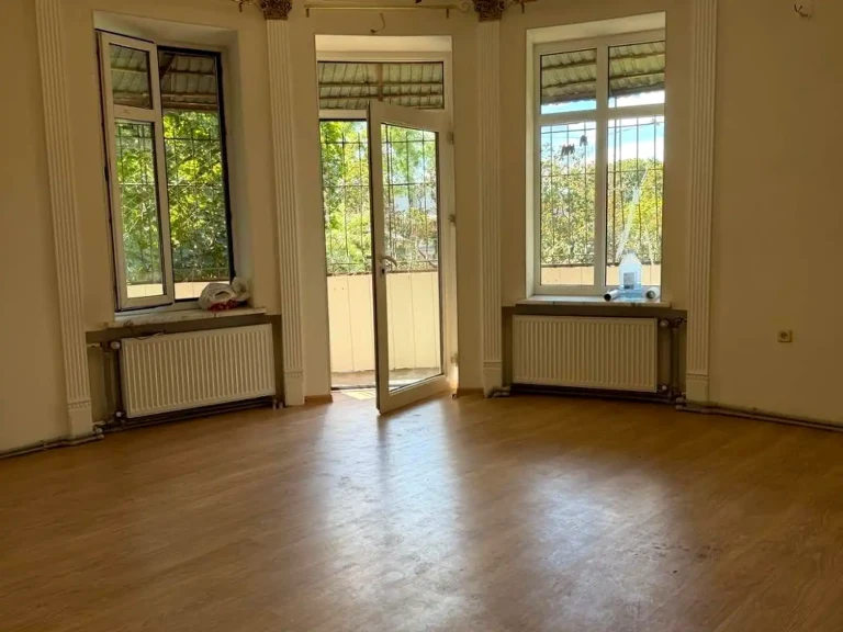 Продаж квартири 3-кімн. 88 м² 5/5 пов.