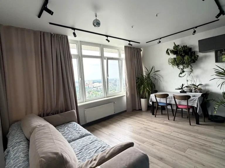 Оренда квартири 3-кімн. 71.8 м² 25/25 пов.