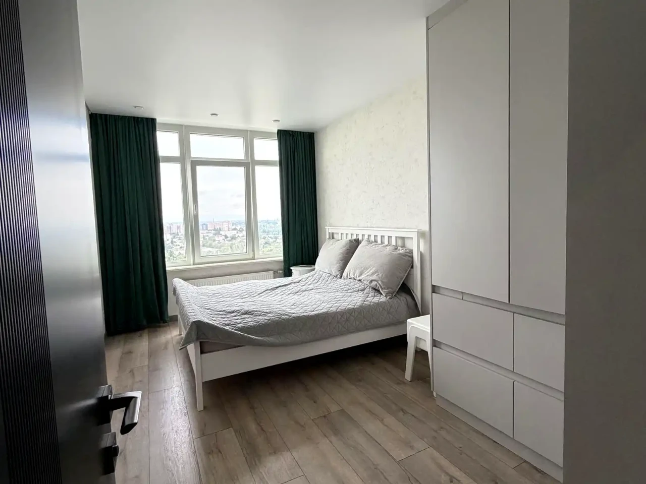 Оренда квартири 3-кімн. 71.8 м² 25/25 пов.