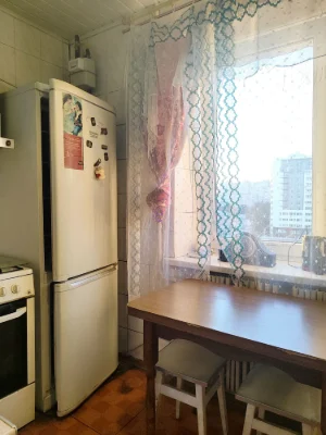 Продам 1ккв в жилом состоянии в первом доме возле метро Холо
