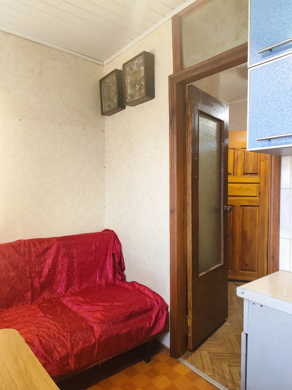 Продам 1ккв в жилом состоянии в первом доме возле метро Холо