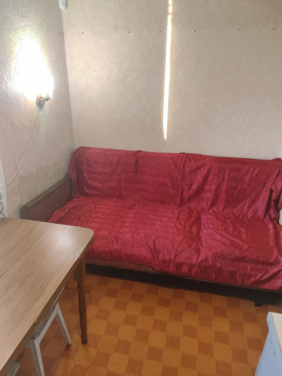 Продам 1ккв в жилом состоянии в первом доме возле метро Холо