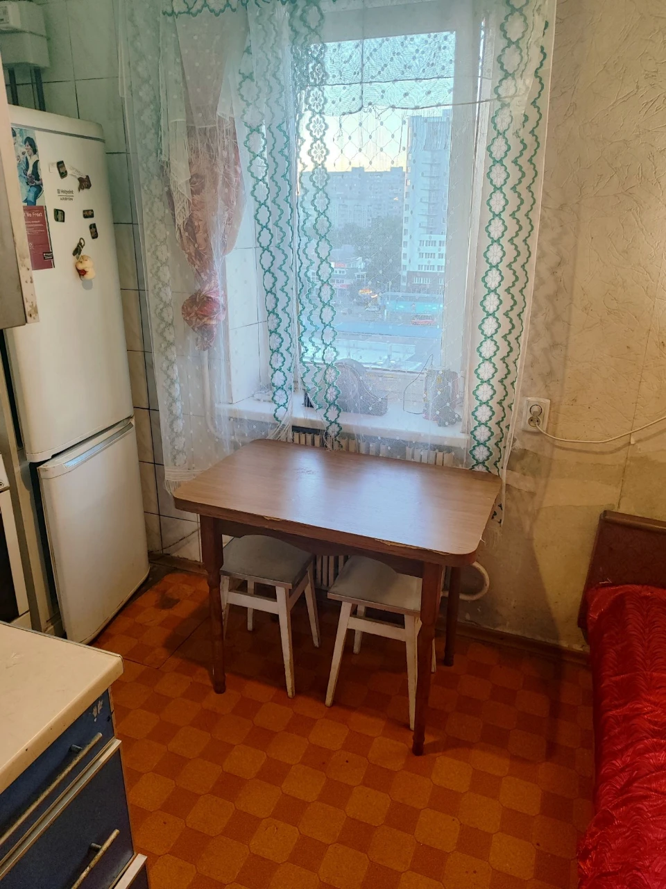 Продам 1ккв в жилом состоянии в первом доме возле метро Холо