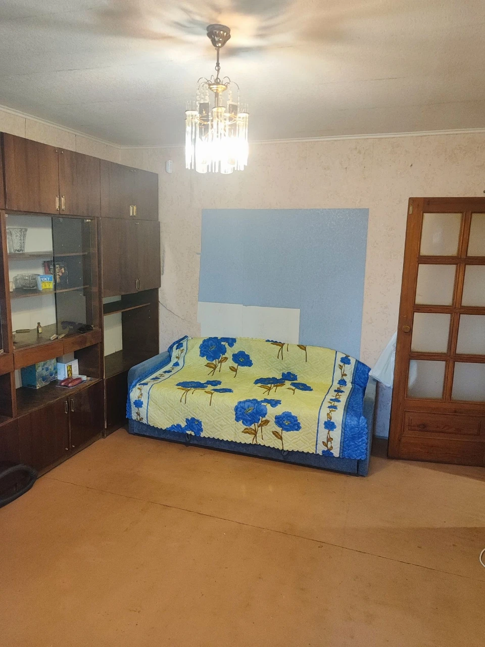 Продам 1ккв в жилом состоянии в первом доме возле метро Холо