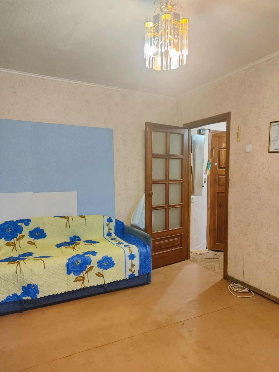 Продам 1ккв в жилом состоянии в первом доме возле метро Холо