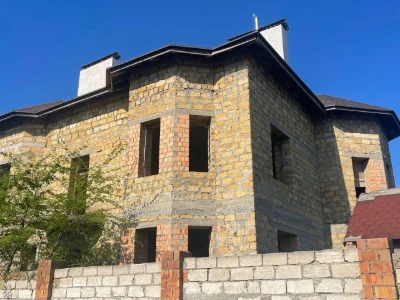Добротний хозяйский будинок в центрі Червоного хутора