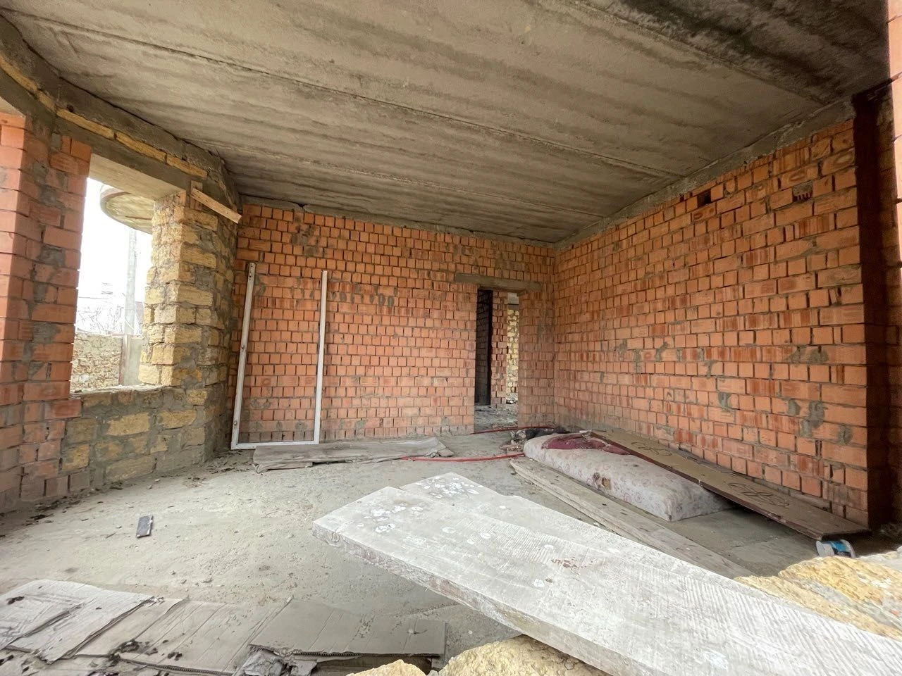 Добротний хозяйский будинок в центрі Червоного хутора