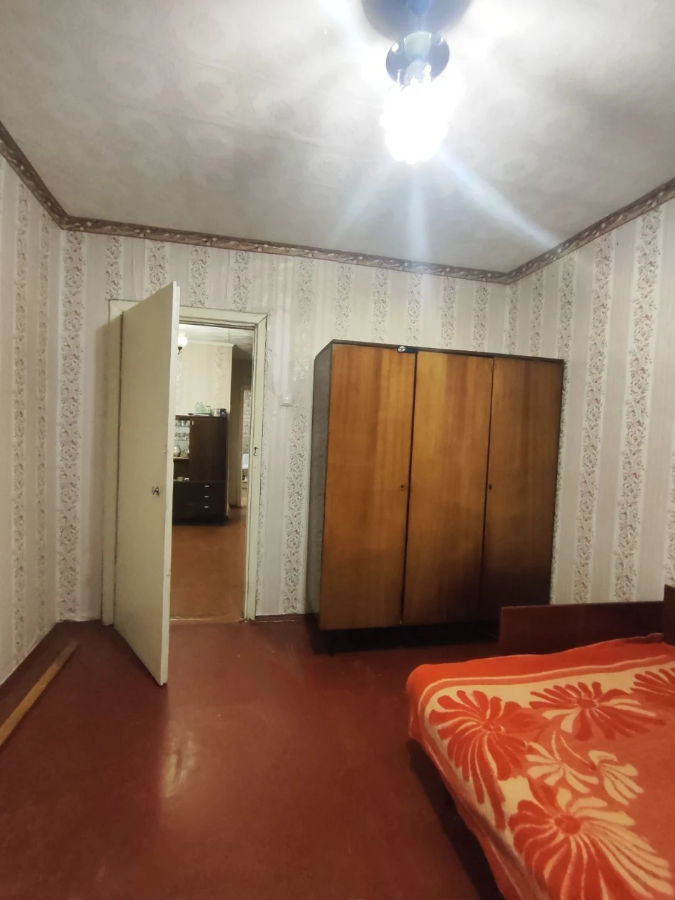 Продам большую 3ккв в жилом состоянии недалеко от метро Холо