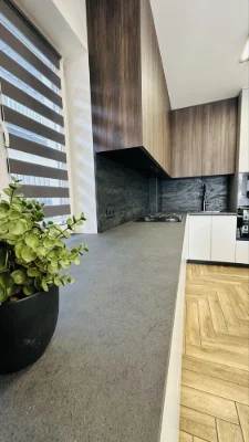 Якійсний Будинок з ремонтом тротуарною плиткою та навісом дл