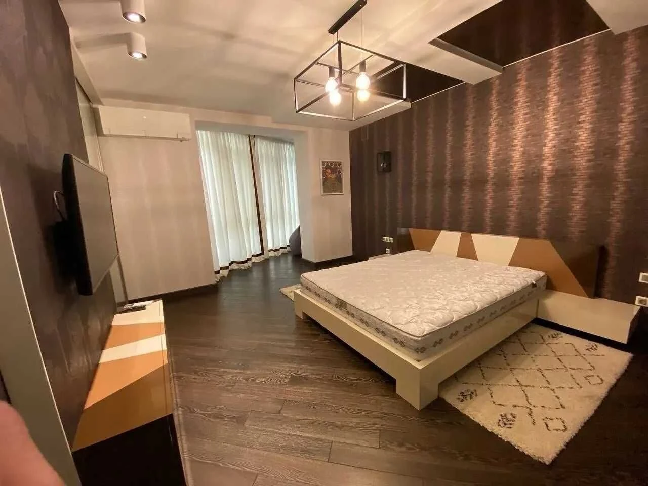 Елітна трирівнева квартира по вулиці Хоткевича площею 400 м2