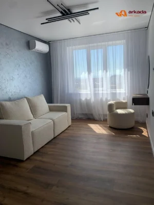 Продається простора двокімнатна квартира, центр, Містечко це