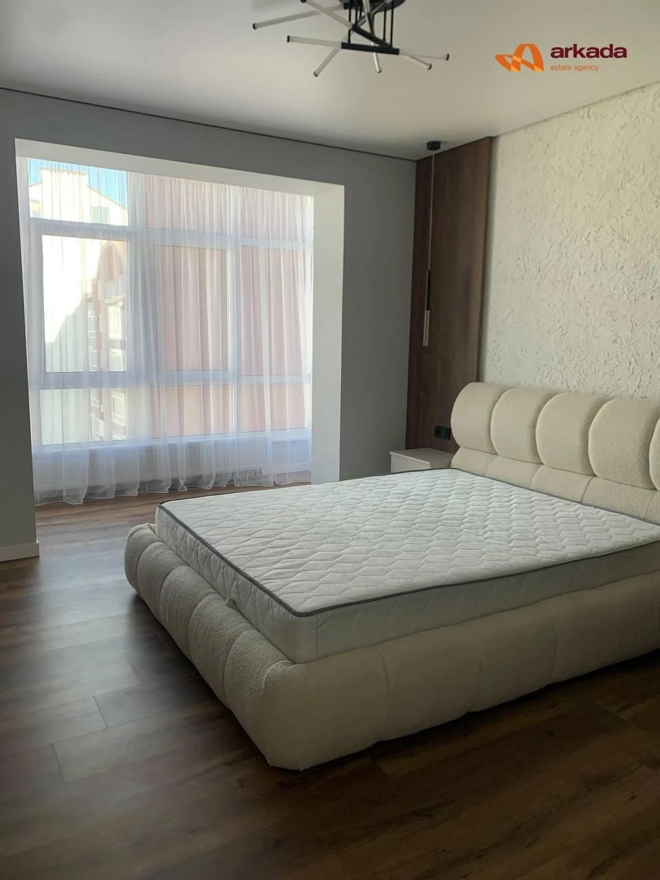 Продається простора двокімнатна квартира, центр, Містечко це