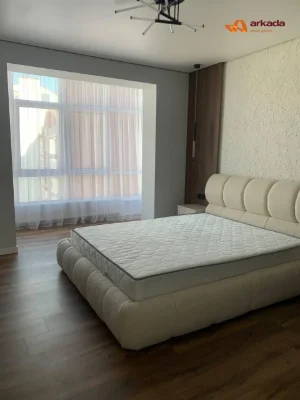Продається простора двокімнатна квартира, центр, Містечко це