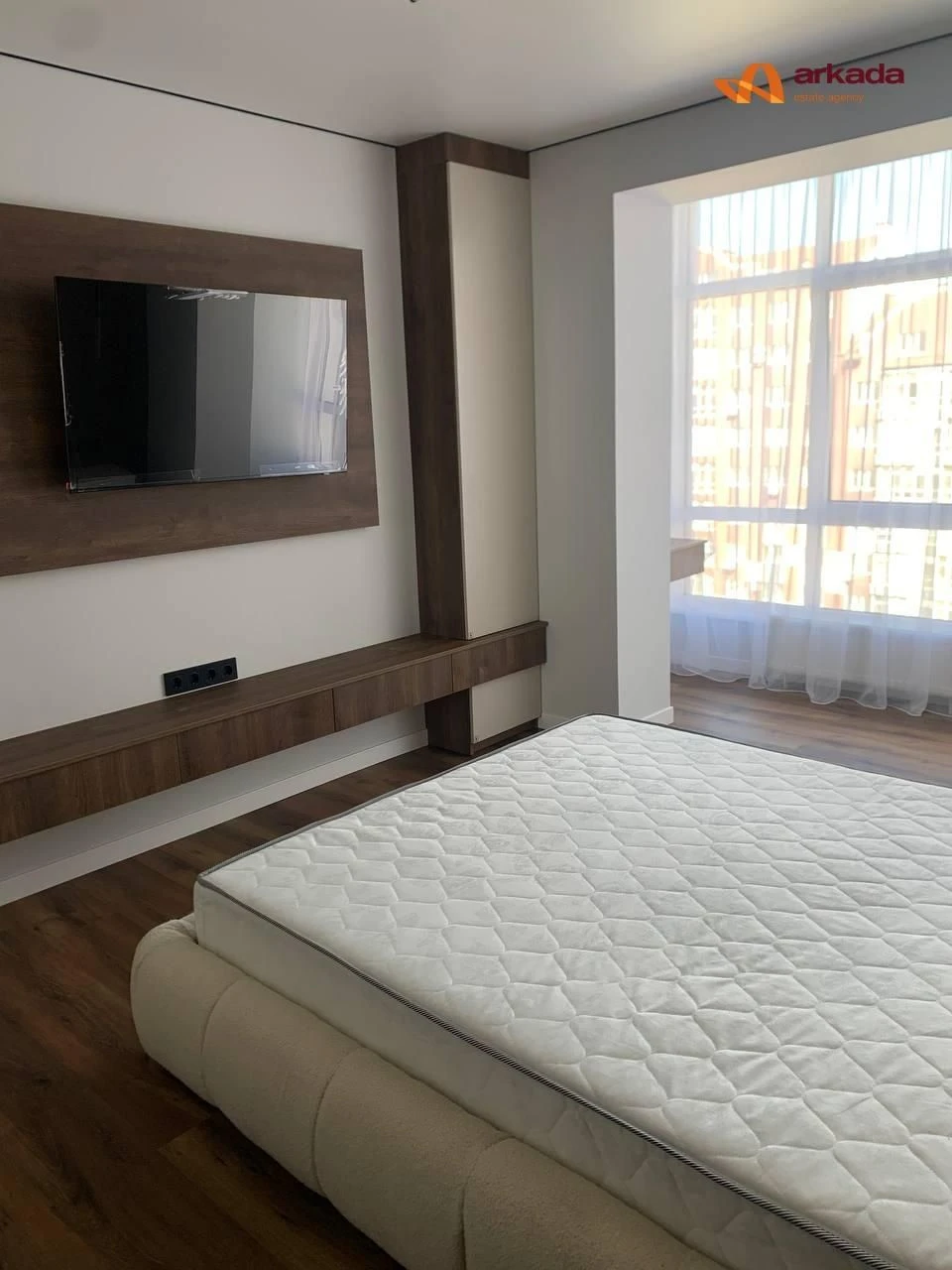 Продається простора двокімнатна квартира, центр, Містечко це
