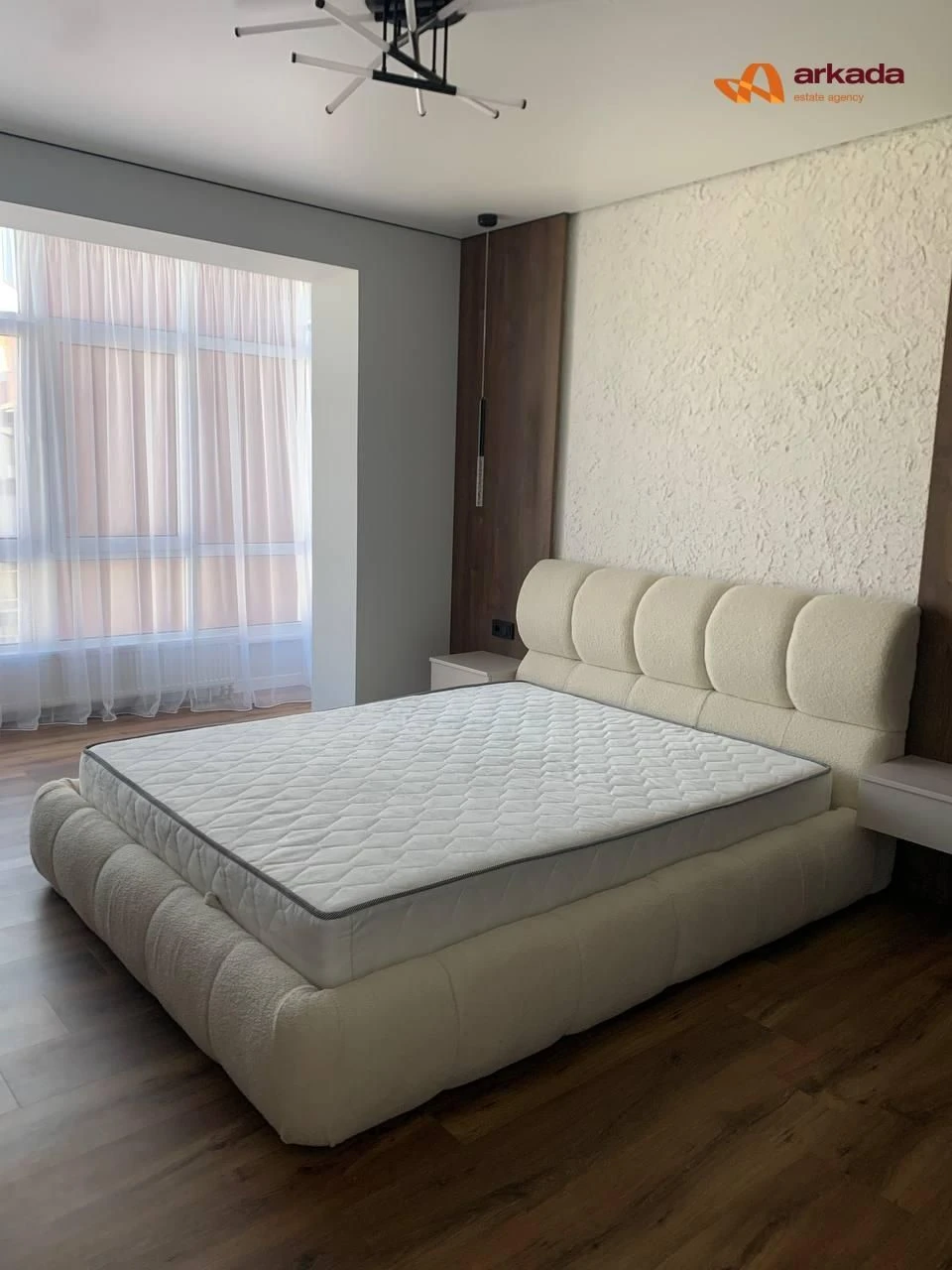 Продається простора двокімнатна квартира, центр, Містечко це